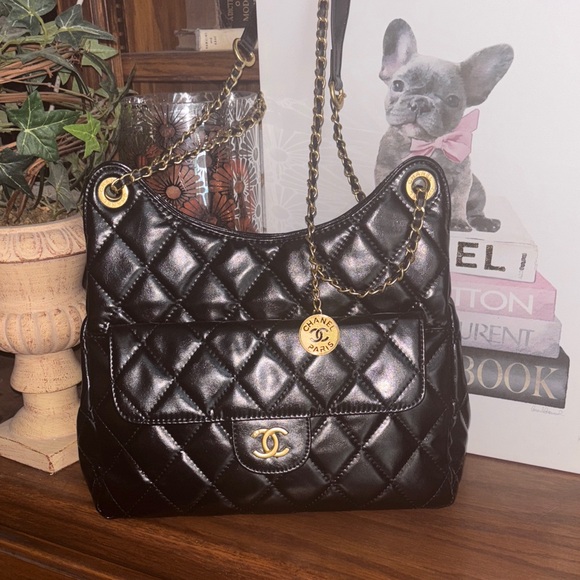 Beautiful CC GWP black quilted shoulder bag EUC - Picture 1 of 9